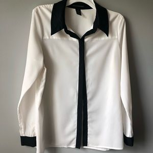 White blouse w/ black trim. Sz L